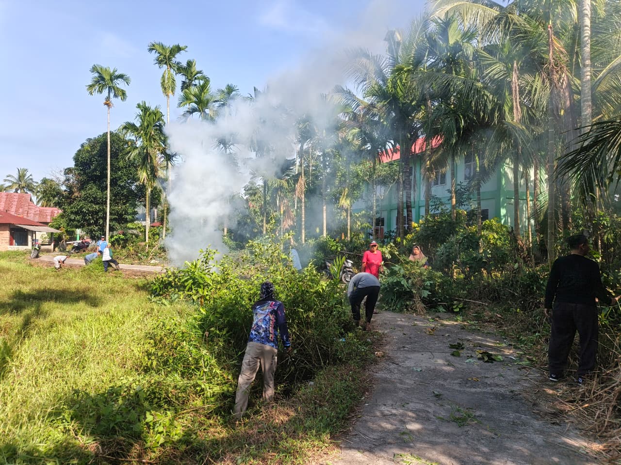 Goro Bersama, Warga Bersihkan Jalan Lingkar dan Sentra Produksi Padang Datar