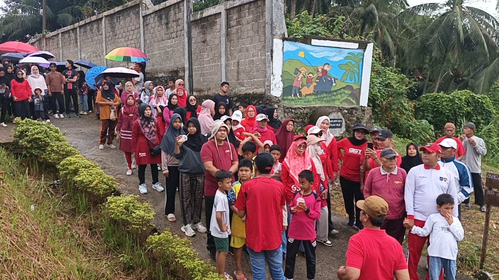 Hujan Tak Surutkan Antusiasme, Lebih dari 200 Warga Ikuti Jalan Santai HUT ke-81 Kemerdekaan RI di Talawi Hilie